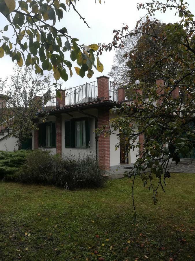 Al Vecchio Pero, Con Ampio Giardino Privato Villa La Morra Bagian luar foto